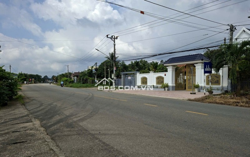 Bán gấp nhà lầu mới xây tại mặt tiền đường ĐT 720, xã Suối Kiết, huyện Tánh Linh, Tỉnh Bình Thuận ( nay là Xã Suối Kiết, tỉnh Lâm Đồng)