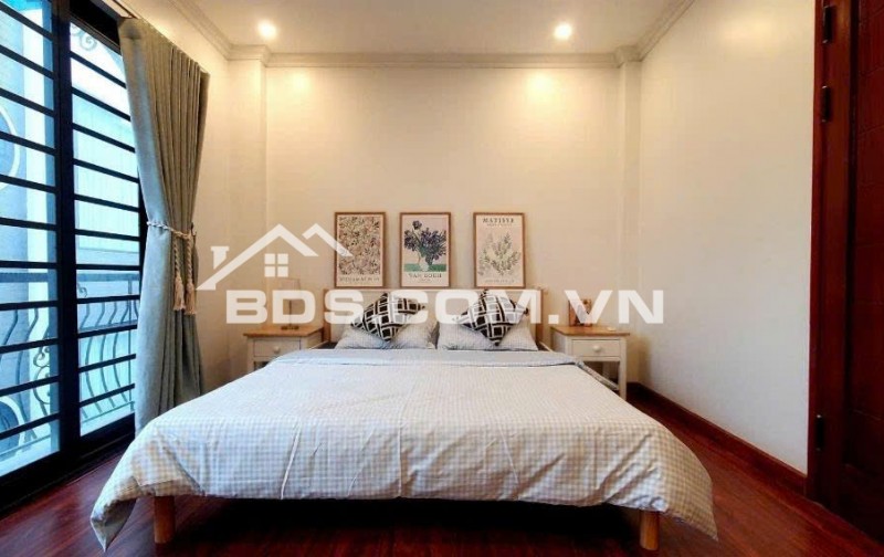 NHÀ LÂM DU, BỒ ĐỀ, LONG BIÊN: DT 31M 5 TẦNG MT 4M6 GIÁ 9.81 TỶ. LH:0985302254.