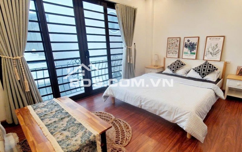 NHÀ LÂM DU, BỒ ĐỀ, LONG BIÊN: DT 31M 5 TẦNG MT 4M6 GIÁ 9.81 TỶ. LH:0985302254.