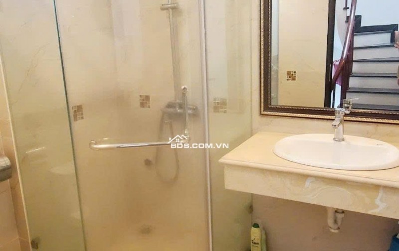 NHÀ LÂM DU, BỒ ĐỀ, LONG BIÊN: DT 31M 5 TẦNG MT 4M6 GIÁ 9.81 TỶ. LH:0985302254.