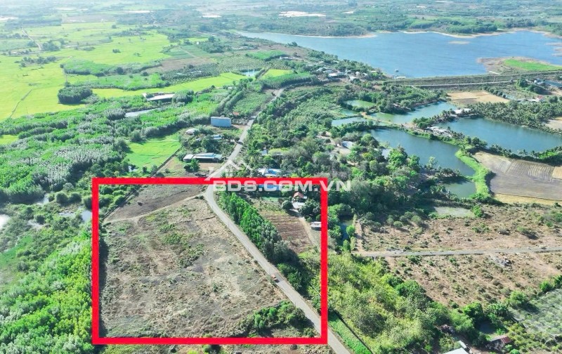 BÁN 2 LÔ LIÊN KỀ NGAY HỒ SUỐI MÔN - XÃ ĐẤT ĐỎ - TP HCM, CHỈ 3,8 TỶ 1 LÔ. LH:0707607272.