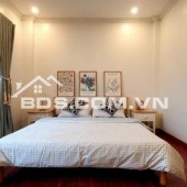 NHÀ LÂM DU, BỒ ĐỀ, LONG BIÊN: DT 31M 5 TẦNG MT 4M6 GIÁ 9.81 TỶ. LH:0985302254.