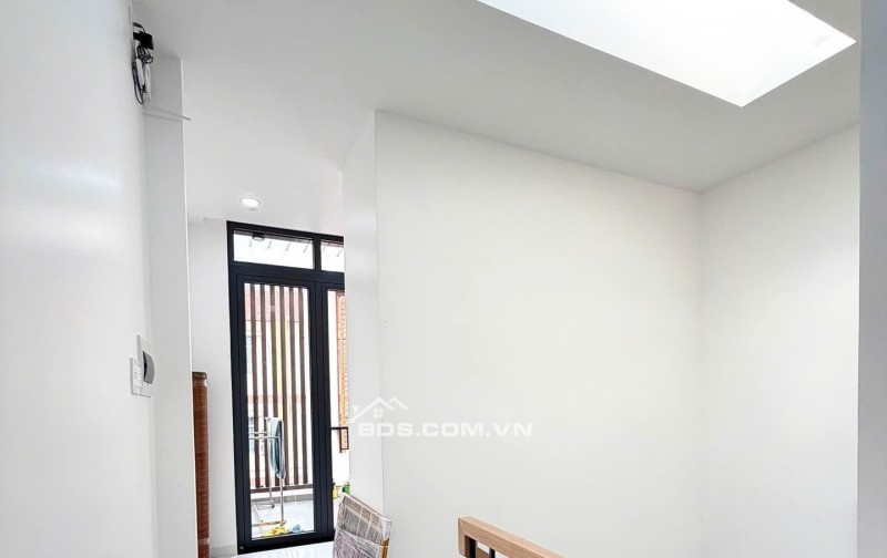 BÁN NHÀ 3 TẦNG MỚI XÂY KHU VỰC TÂN SƠN NHÌ, HẺM XE HƠI 6M THÔNG THOÁNG GẦN TRƯỜNG CẤP 2, 9.x Tỷ