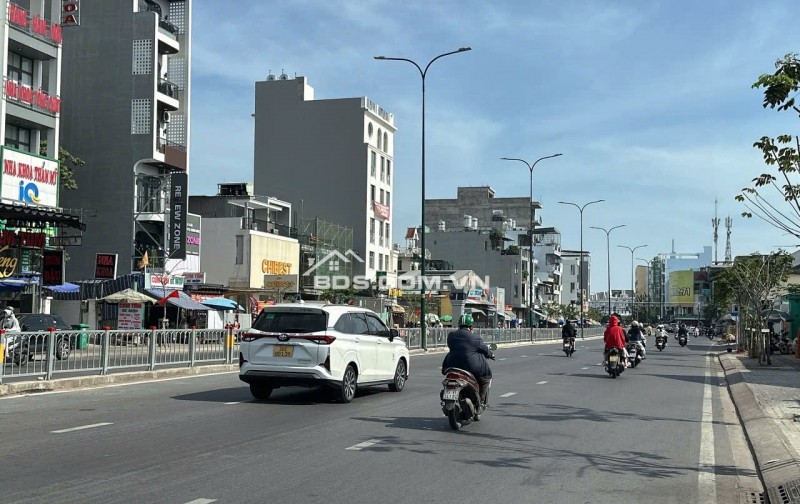 Bán CHDV 6L ngang 5.5m 110m2 HXT Dương Quảng Hàm 10PN T.máy ngay Văn Lang TN60tr 21 tỷ.