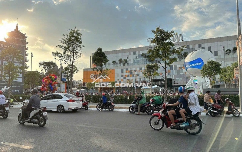 Bán KS HXH sát Emart Phan Huy Ích 6L T.máy ngang 5.2m 125m2 17PN TN100tr chỉ 18.X tỷ.