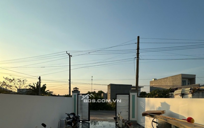 Bán nhà xây mới kiên cố 1 trệt 1 lầu, phong cách hiện đại, nhà mới 100% dọn vào ở ngay