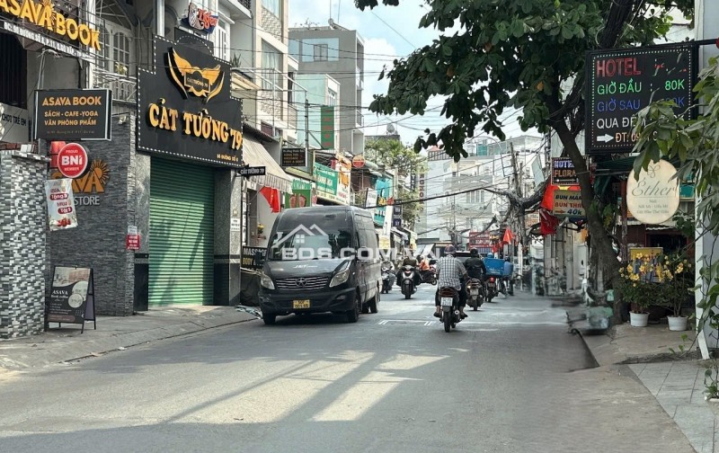 Khách sạn 7 tầng 2 sao hầm T.máy 22P 5.6m 125m2 MT gần Thống Nhất DT 180tr chỉ 23 tỷ.