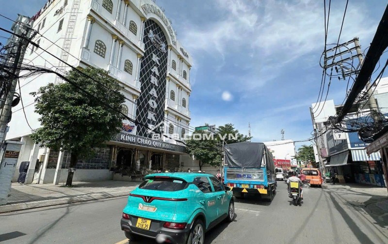 Bán KS HXH sát Emart Phan Huy Ích 6L T.máy ngang 5.2m 125m2 17PN TN100tr chỉ 18.X tỷ.