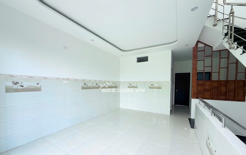 Bán nhà 3 tầng 3 mê đường Chúc Động - Sát bên trường C2 Lương Thế Vinh