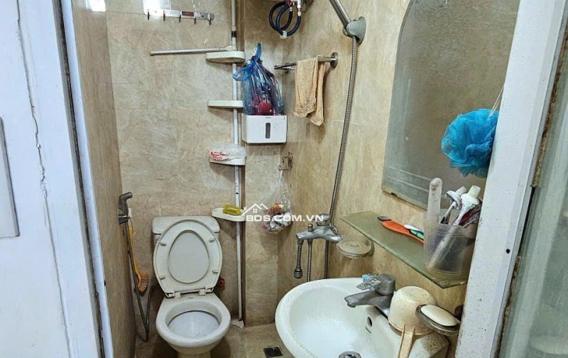 Cho thuê nhà tầng 2 Địa chỉ: Số 35, mặt ngõ Trung Tả, Phố Khâm Thiên, Phường Thổ Quan