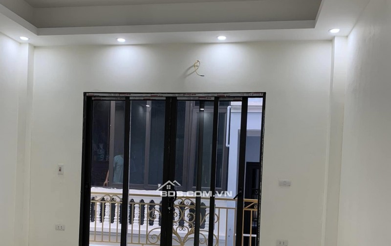 BÁN NHÀ PHÂN LÔ QUÂN ĐỘI LÝ SƠN LONG BIÊN 42m MT 4m 5 TẦNG THÔNG KHU CHUNG CƯ HẬU CẦN KHAI SƠN 2 THOÁNG NHIỀU TIỆN ÍCH.