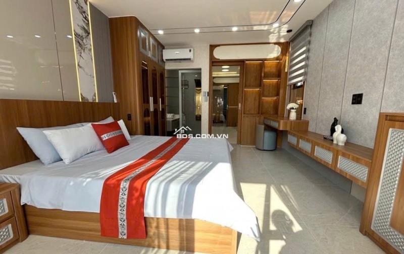 Khách sạn 7 tầng 2 sao hầm T.máy 22P 5.6m 125m2 MT gần Thống Nhất DT 180tr chỉ 23 tỷ.