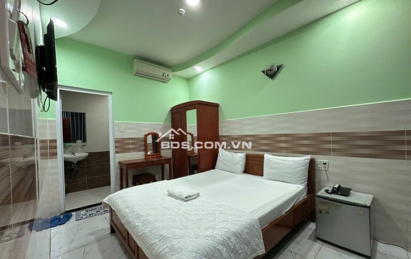 Bán KS HXH sát Emart Phan Huy Ích 6L T.máy ngang 5.2m 125m2 17PN TN100tr chỉ 18.X tỷ.