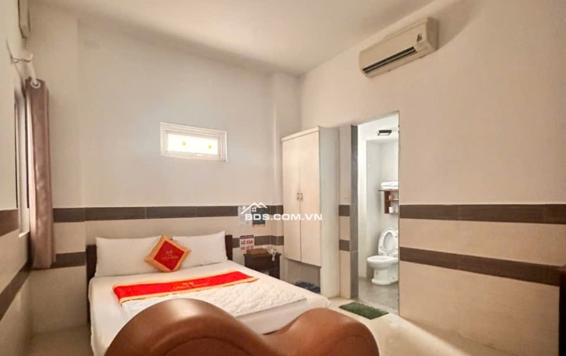 Khách sạn 7 tầng 2 sao hầm T.máy 22P 5.6m 125m2 MT gần Thống Nhất DT 180tr chỉ 23 tỷ.