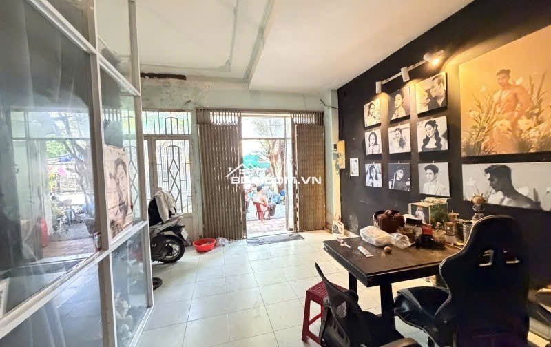 Bán nhà hẻm 12m Dương Quảng Hàm ngang 6m 102m2 3 tầng KD tốt ngay ĐH Văn Lang 19.5 tỷ.