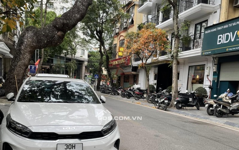 Phố Hàng Chuối Mặt Tiền 10M 3 Tầng 18 Tỷ Cách phố 5M Ngõ rộng Thoáng