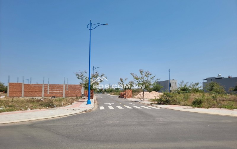 ĐẤT GÓC 2 MẶT TIỀN – TRỤC CHÍNH 26M – KHU TĐC HÒA LONG