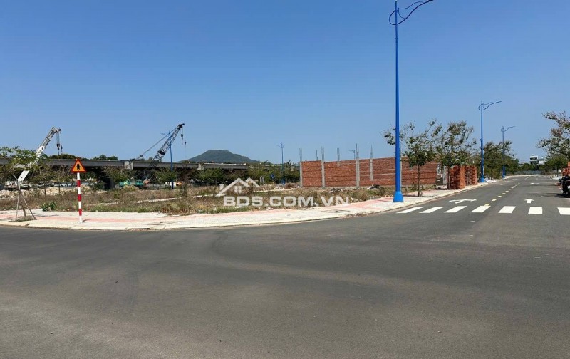 ĐẤT GÓC 2 MẶT TIỀN – TRỤC CHÍNH 26M – KHU TĐC HÒA LONG
