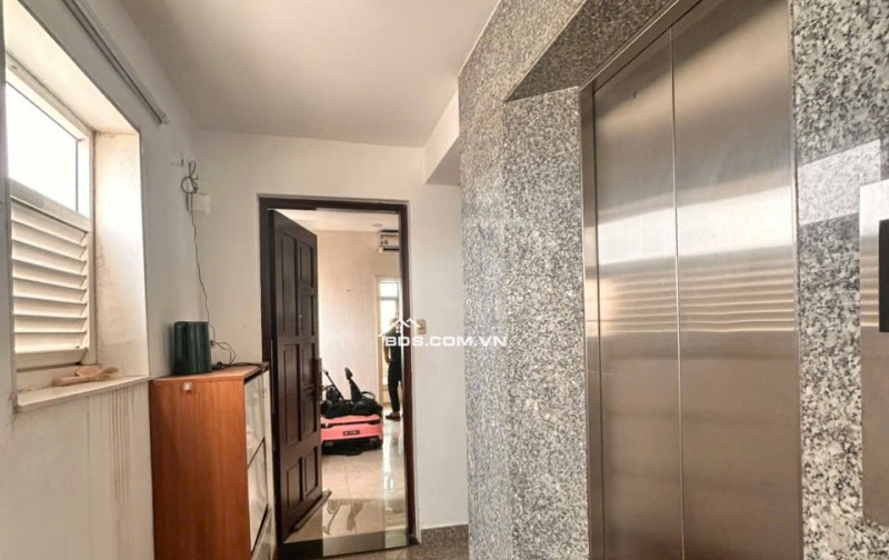 Khách sạn 7 tầng 2 sao hầm T.máy 22P 5.6m 125m2 MT gần Thống Nhất DT 180tr chỉ 23 tỷ.