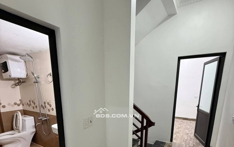 BÁN NHÀ 2.55 TỶ 3 TẦNG 50M2 Ô TÔ ĐỖ CỬA 24/24H KHU LỘC VƯỢNG