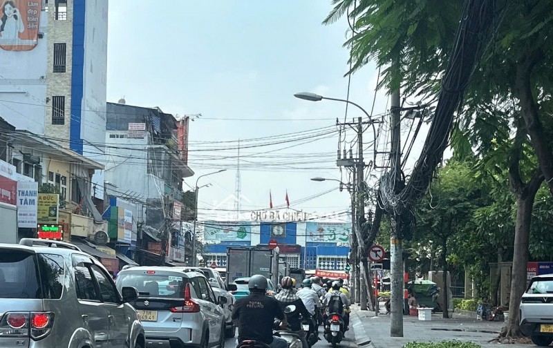 Chỉ 26 tỷ có nhà MTKD gần chợ Bà Chiểu ngang 4.7m 124m2 5 tầng Phan Văn Trị KD sầm uất.