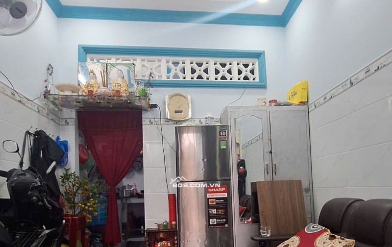 Nhà thiết kế 1 trệt 1 lầu, gồm:  - 2 phòng ngủ - 2 WC - Phòng khách rộng - Bếp gọn gàng - Cầu thang đúc chắc chắn - Ban công thoáng mát