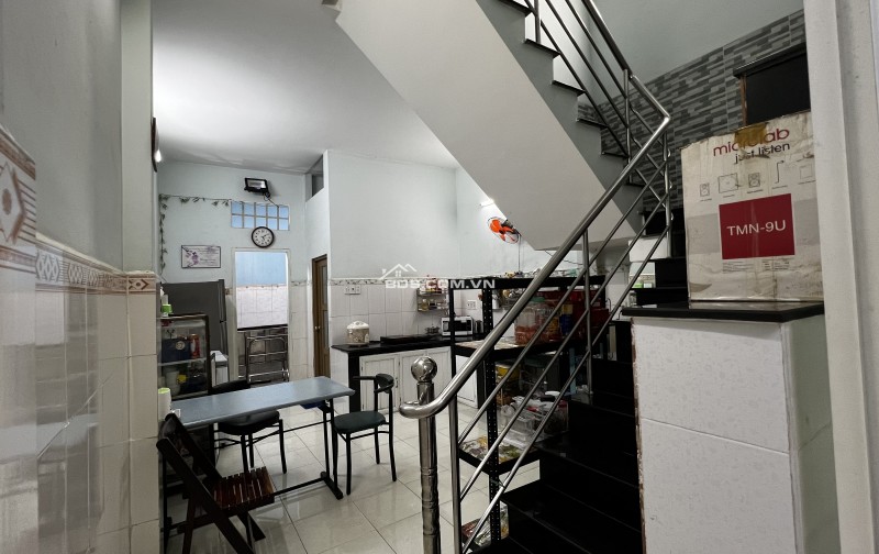 Bán nhà Tân Phú 79m2 , 2 phòng ngủ. 2 vệ sinh . Hẻm xe oto