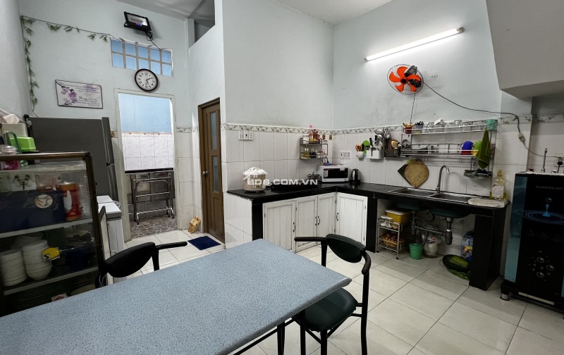 Bán nhà Tân Phú 79m2 , 2 phòng ngủ. 2 vệ sinh . Hẻm xe oto