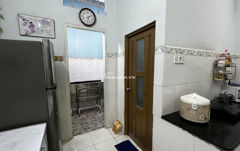 Bán nhà Tân Phú 79m2 , 2 phòng ngủ. 2 vệ sinh . Hẻm xe oto