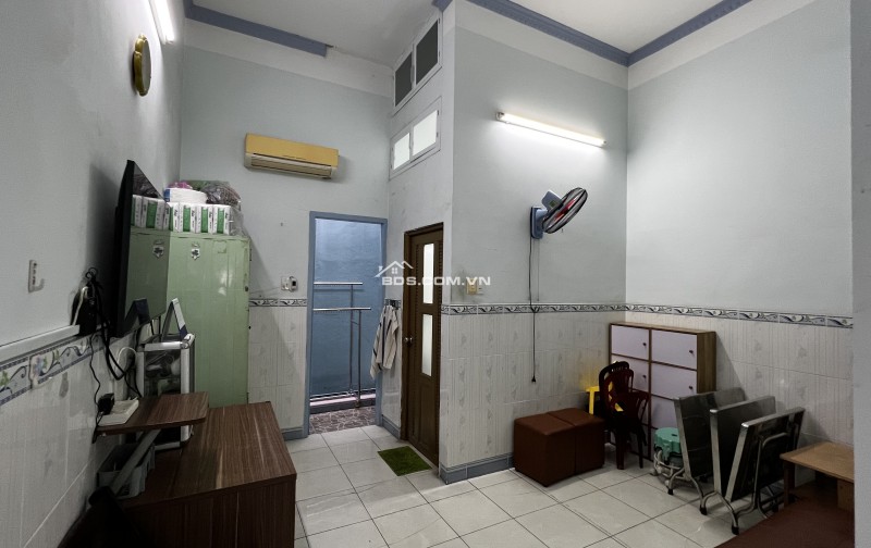 Bán nhà Tân Phú 79m2 , 2 phòng ngủ. 2 vệ sinh . Hẻm xe oto