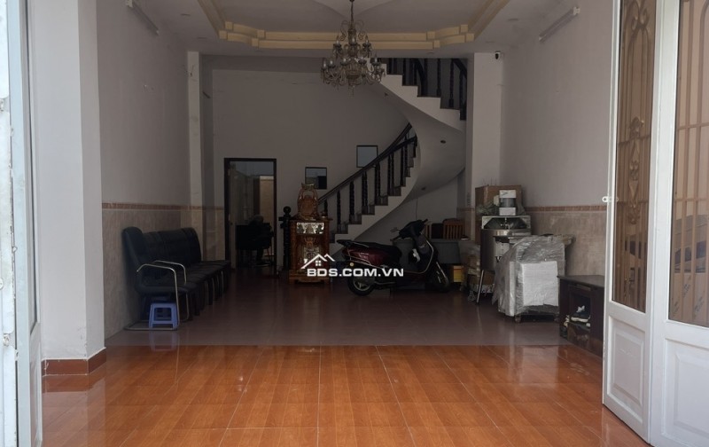 Cho thuê lại một nửa căn nhà hiện đang làm văn.phòng công ty