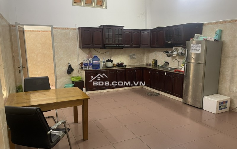 Cho thuê lại một nửa căn nhà hiện đang làm văn.phòng công ty