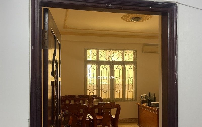 Cho thuê lại một nửa căn nhà hiện đang làm văn.phòng công ty