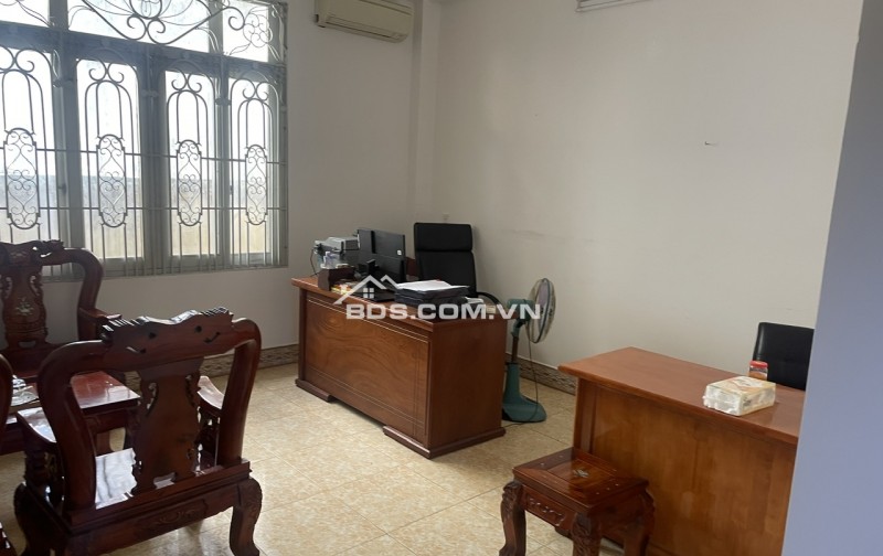 Cho thuê lại một nửa căn nhà hiện đang làm văn.phòng công ty