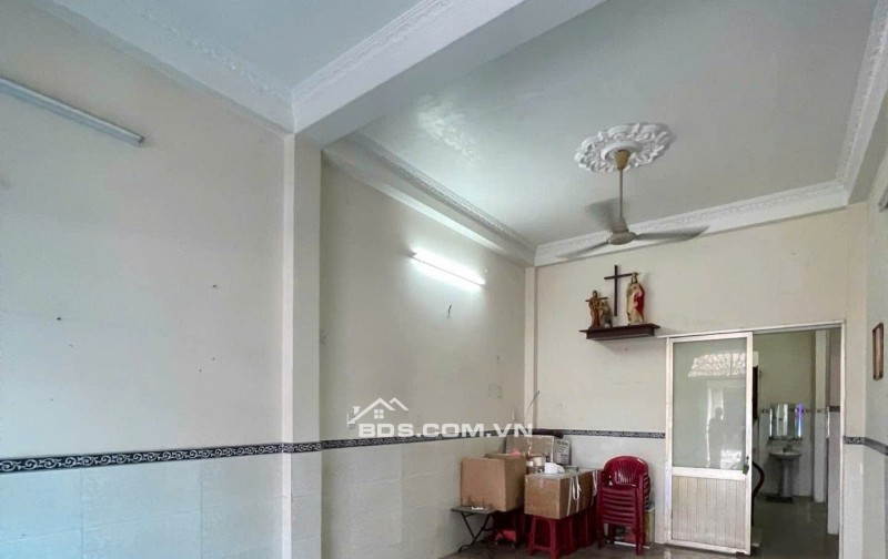 Nhà 1 trệt 2 lầu,mặt tiền đường thông thoáng,gần chợ Tân Phú,giá 7.x tỷ