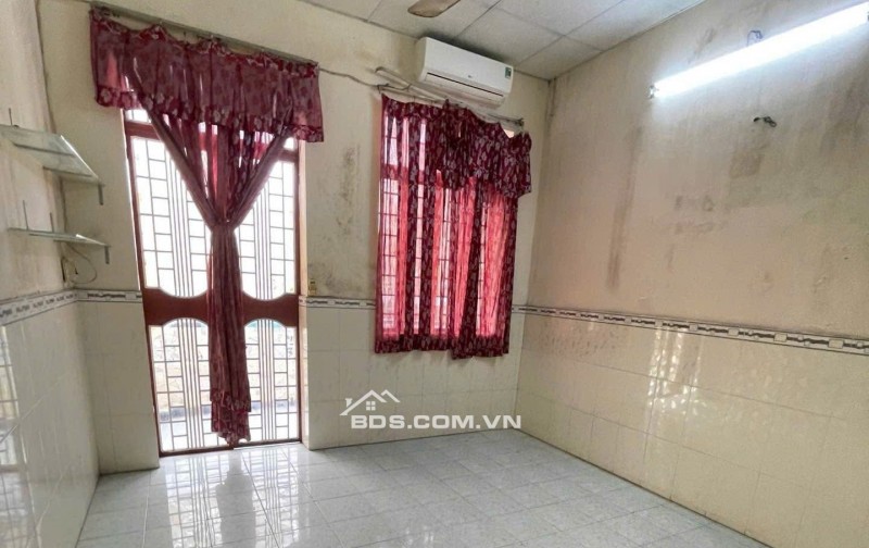 Nhà 1 trệt 2 lầu,mặt tiền đường thông thoáng,gần chợ Tân Phú,giá 7.x tỷ