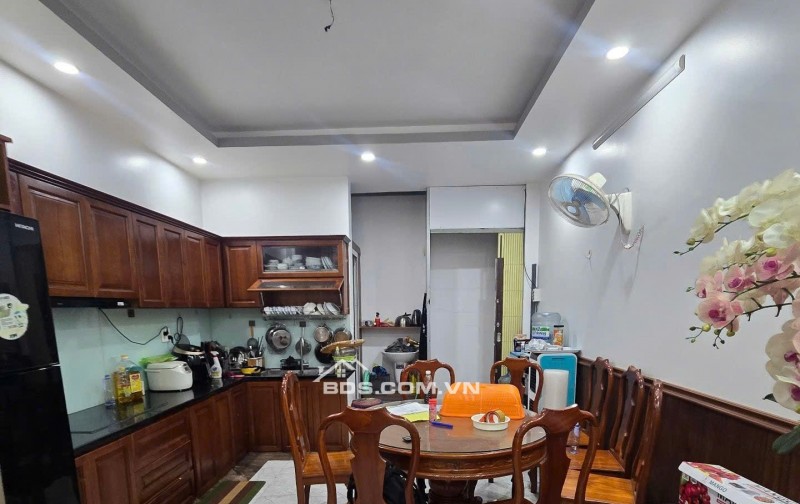 Nhà gần chợ Tân Hương 1 trệt 5 lầu,khu phân lô cực đẹp