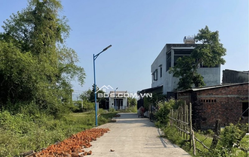 Khu đất tọa lạc tại Đường ĐT 609, Xã Đại Lộc, Đà Nẵng đang chờ đón những chủ nhân mới. Với diện tích 155 m2, đất thổ cư thoải mái xây dựng