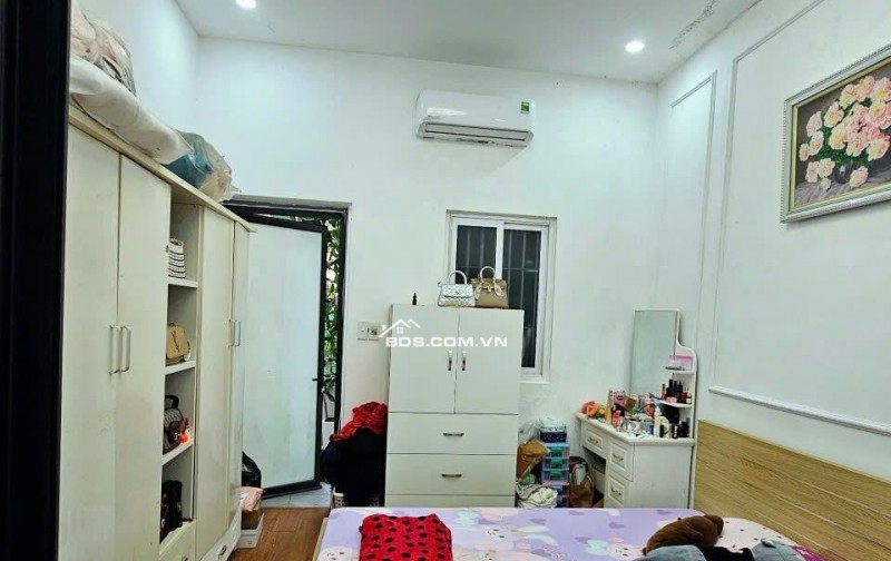 Cho thuê nhà tầng 2 Địa chỉ: Số 35, mặt ngõ Trung Tả, Phố Khâm Thiên, Phường Thổ Quan