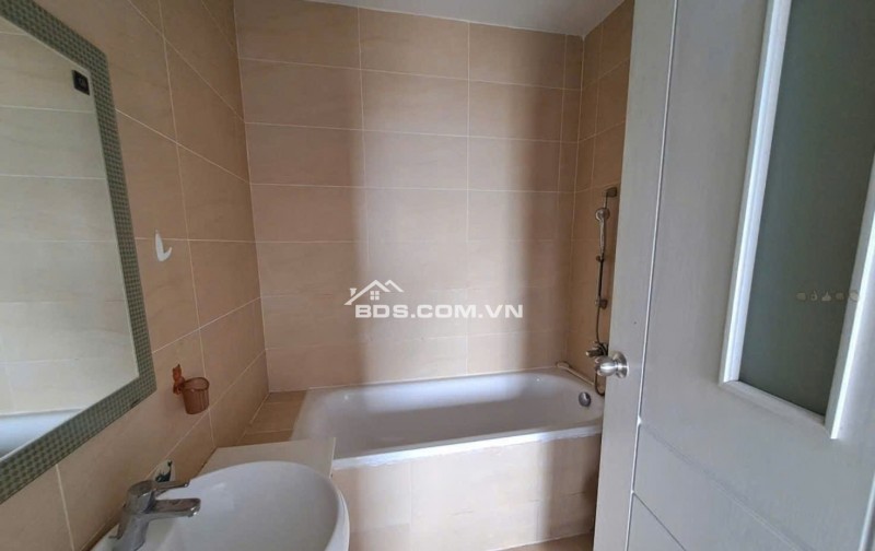 C/c Screc, Coopmart Trường Sa, Q3, Căn góc, 107m2, 3PN, 2WC, giá 14tr5/th.