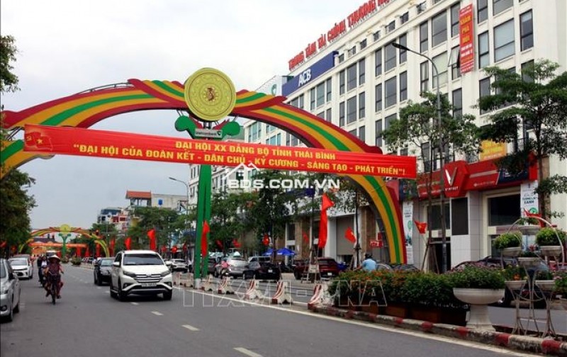 bán đất tặng nhà 2 tầng mặt lý bôn. gần 160m2, gần vincom