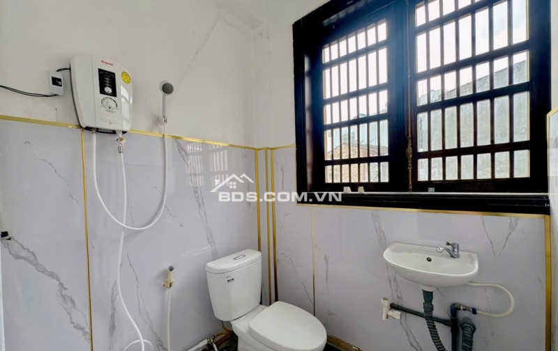 CHO THUÊ CHDV NGAY TRUNG TÂM QUẬN 1 ĐẦY ĐỦ TIỆN ÍCH, Ở NGAY. LH:0355640978