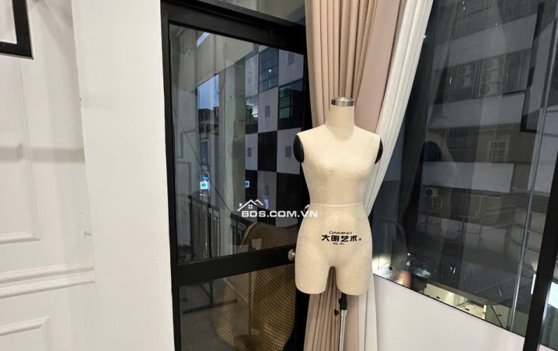 CHO THUÊ MĂT BẰNG NGAY TRUNG TÂM QUẬN 1 LÀM SHOP CTY...17TR/TH/65M2. LH:0903649102