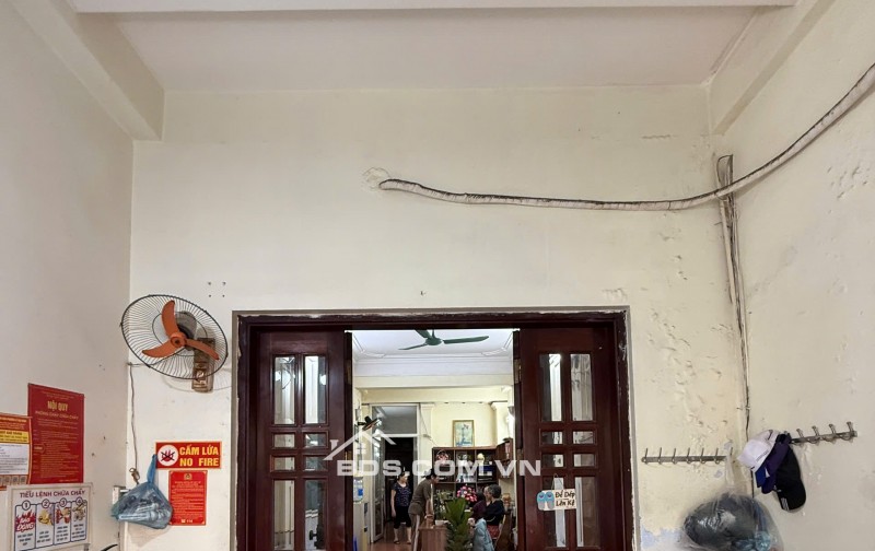 Chính chủ cho thuê nguyên căn sát góc, hướng Đông, mặt phố Bà Triệu, Q.Hai Bà Trưng, Hà Nội.