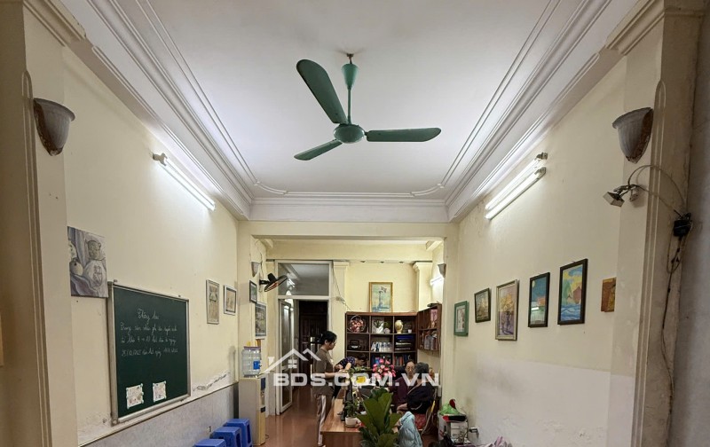 Chính chủ cho thuê nguyên căn sát góc, hướng Đông, mặt phố Bà Triệu, Q.Hai Bà Trưng, Hà Nội.