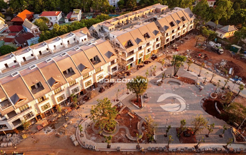 Nhà phố vườn Ecopalace Đăk Lăk-đối diện công viên dự án.