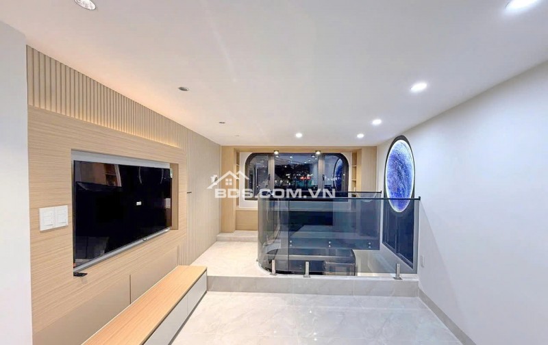 NHÀ PHỐ CĂN GÓC NHÀ 2 MẶT TIỀN HOÀNG SA. QUẬN 1