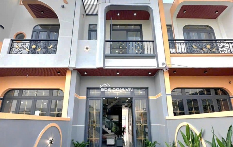 Nhà xây mới 2 tầng gần UBND xã Bến Lức , DT 100m2, nhận nhà ngay