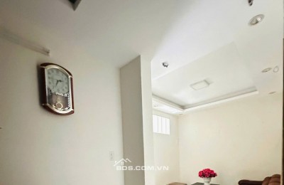 Chung cư 10A Trần Nhật Duật, Q1: 70m2, 11tr5/tháng, full NT, 2PN rộng.