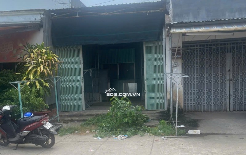 BÁN ĐẤT TẠI CHỢ DT81M2 SHR TRÊN ĐẤT CÓ NHÀ TIỀN CHẾ CỬA KÉO ĐÀI LOAN 950TR LH:0974004184 GẶP TRUNG.